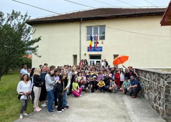 Učenice “bogumilca” uz ravnateljicu i prof. likovne kulture na radionicama u Rumunjskoj