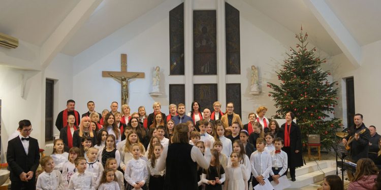 Prvi župni zimski oratorij i božićni koncert župnih zborova u Domaslovcu