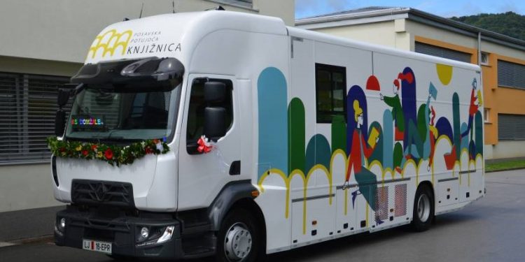 I slovenski bibliobus stiže u školu u Bregani