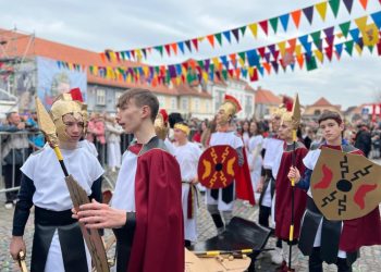 Nepregledna povorka maškara samoborskih škola