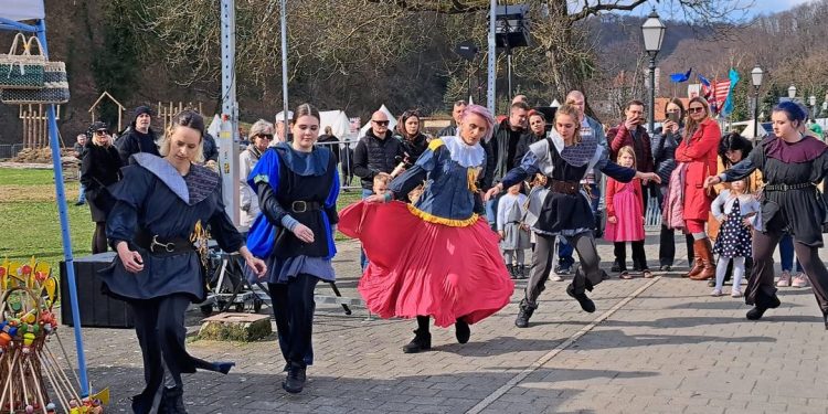 Dvorski plesovi Plesne grupe Burka na Vugrinščaku
