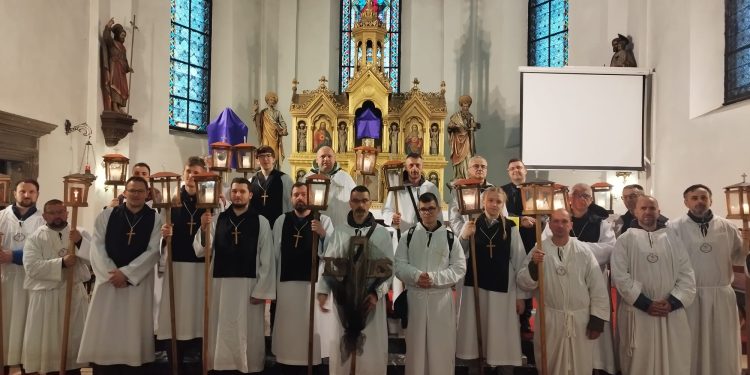 Noćni križni put pod geslom “Nauči nas moliti”