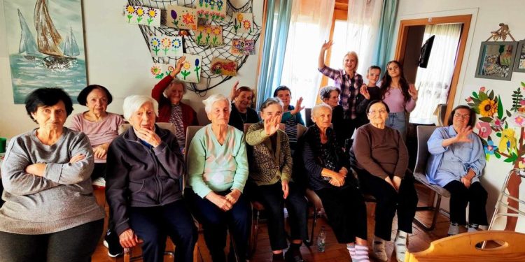 “Skečeri” pričom vratili štićenike doma za starije u dane mladosti