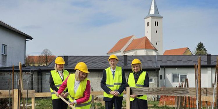 Novi vrtić u Rakovcu, prodajna izložba učeničkih zadruga u Županiji