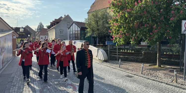 Praznik rada uz budnicu i koncertnu promenadu