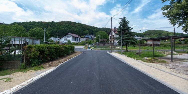Prvi sloj asfalta u Ulici 30. svibnja u Bregani