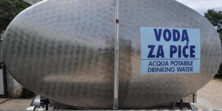 Otruševec bez vode do ponoći