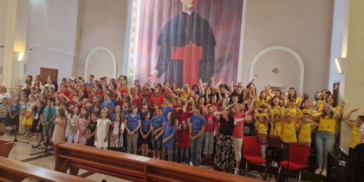 Smotra dječjih župnih zborova na Zlatnoj liri u Novakima