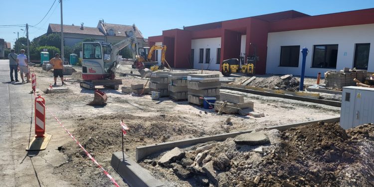 Parkiralište u Zajčevoj u Samoboru i asfalt u Trkešima u Bregani