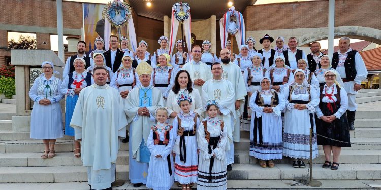 Božja prisutnost kroz Majku Božju