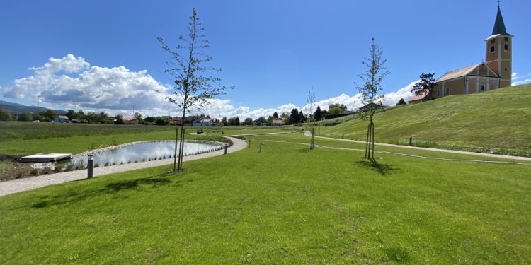 I Sveta Nedelja dodjeljuje po 200 eura za nabavu srednjoškolskih udžebnika