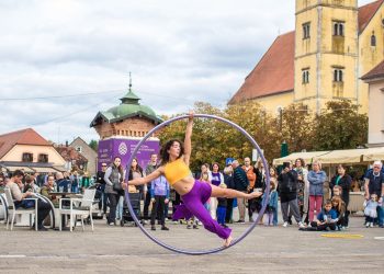 Hoop krugovi Marie Lopez na glavnom trgu