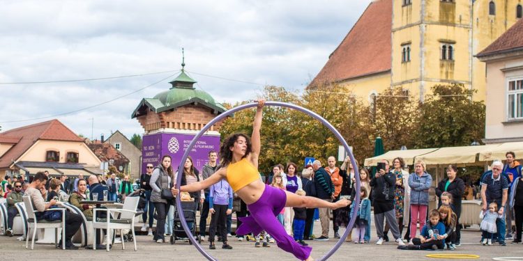 Hoop krugovi Marie Lopez na glavnom trgu