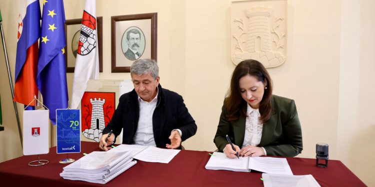 Potpisani 7,3 milijuna eura vrijedni ugovori za dogradnju OŠ Milana Langa i izgradnju dvorane u Bregani!