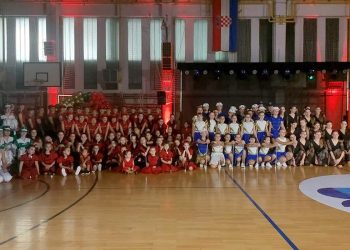 13 godina Unity S mažoretkinja