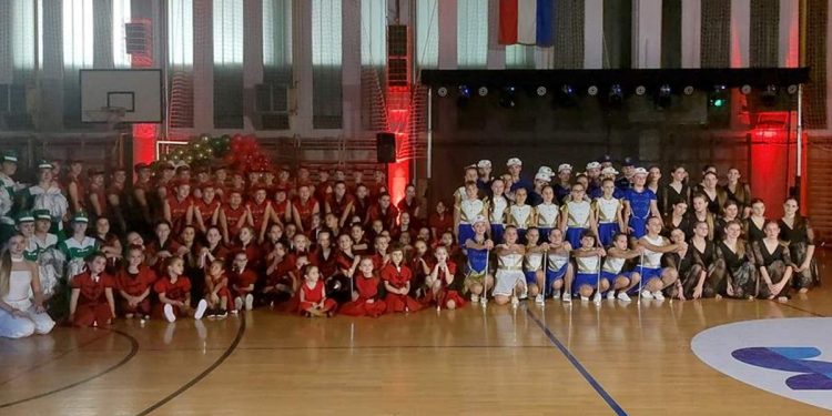 13 godina Unity S mažoretkinja