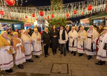 Prva blagdanska svijeća na glavnom trgu