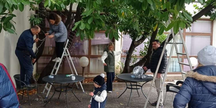 Članovi udruge Djeca za bolji svijet pomagali starijima u pripremi za blagdane