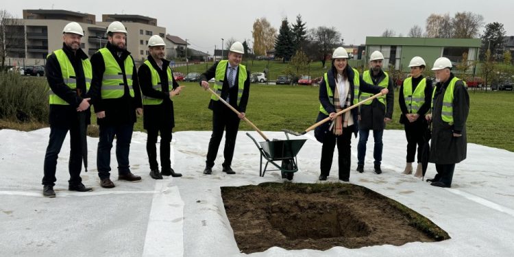 Dr. Slavko Sakoman o odgoju, Blaženka Mavrić Vadlja o kamišibaju, kamen temeljac za školu u Bregani