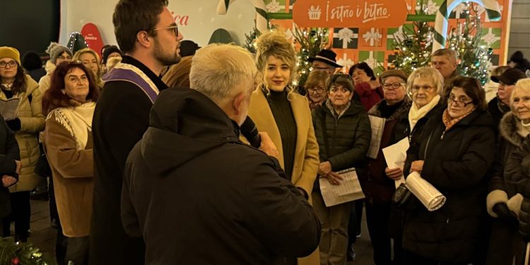 Upaljena svijeća mira i spasenja