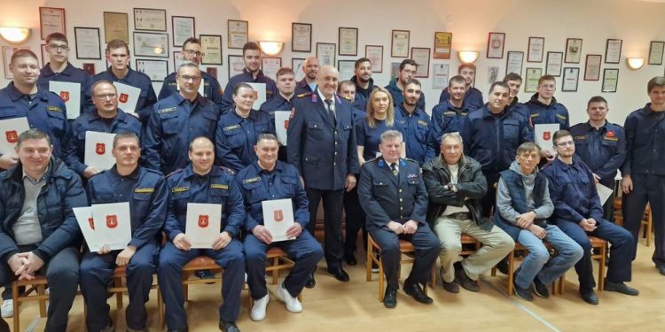 Nakon usavršavanja, svečano uručene diplome vatrogascima