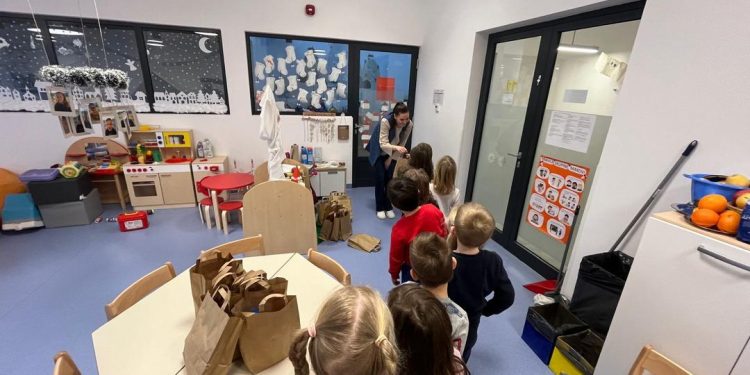 Umjesto balonom, darovi pješice stigli do vrtićanaca