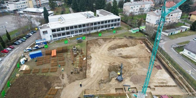 Prvi obrisi škole i sportske dvorane u Bregani