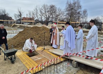 Položen kamen temeljac za pastoralni centar i župnu kuću u Lugu