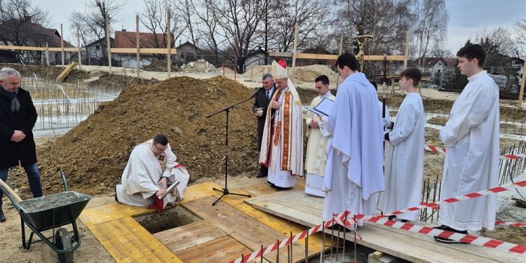 Položen kamen temeljac za pastoralni centar i župnu kuću u Lugu