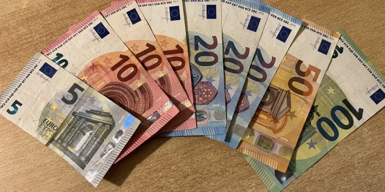 Počinje isplata svetonedeljskih uskrsnica