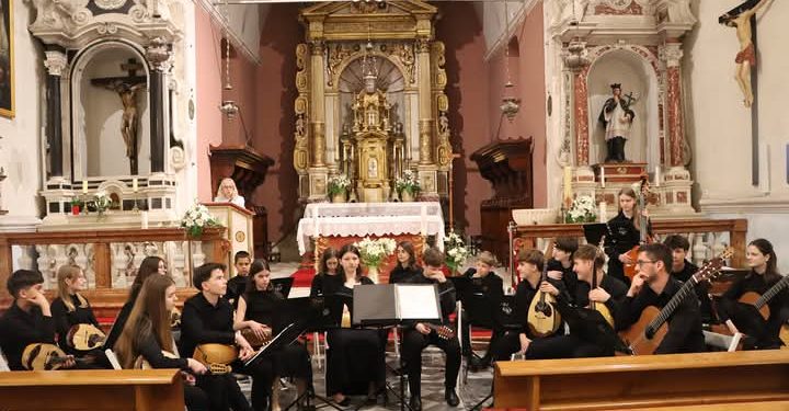 Mladi samoborski mandolinisti otvorili 2. festival mandolina “Marin Katunarić” u Omišu