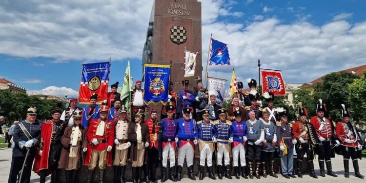 Zborska povorka hrvatskih povijesnih postrojbi