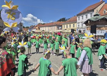 Živa cvjetna livada prostrla se glavnim samoborskim trgom