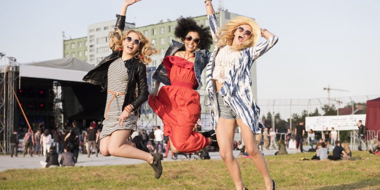 Moda inspirirana ljetnim festivalima: Kako stvoriti nezaboravan festivalski izgled