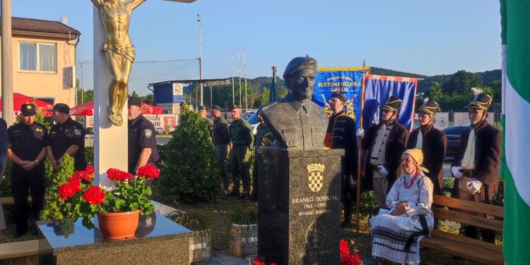 Svečan dan za Samoborce – otkrivena spomen bista Branka Bošnjaka