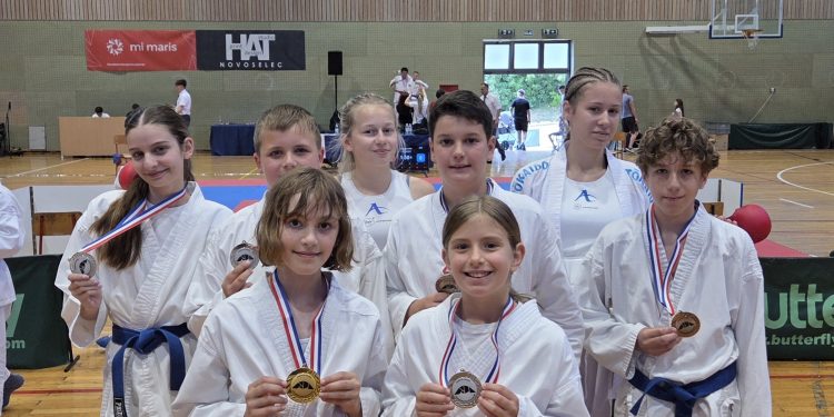 Karatisti Bregane osvojili osam medalja