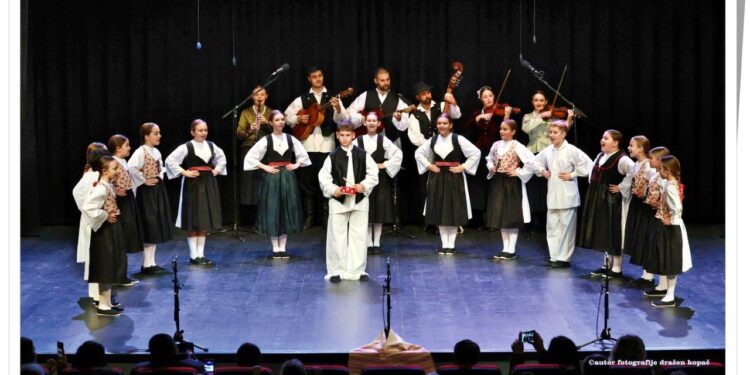 Samoborski “Mladostaši” i uspješni organizatori i gradski folklorni ambasadori