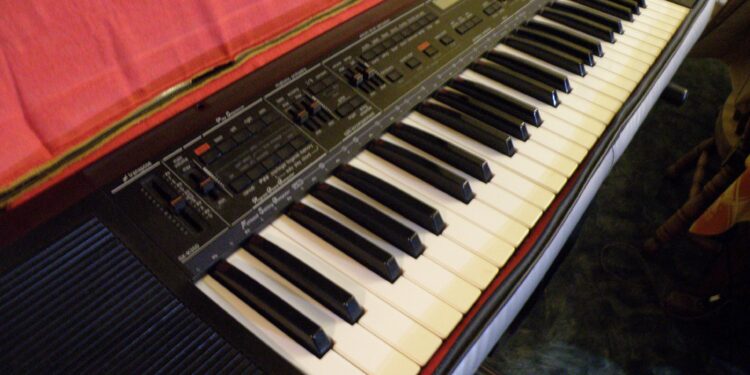 Prodaje se klavijatura s ugrađenim pojačalom i zvučnicima