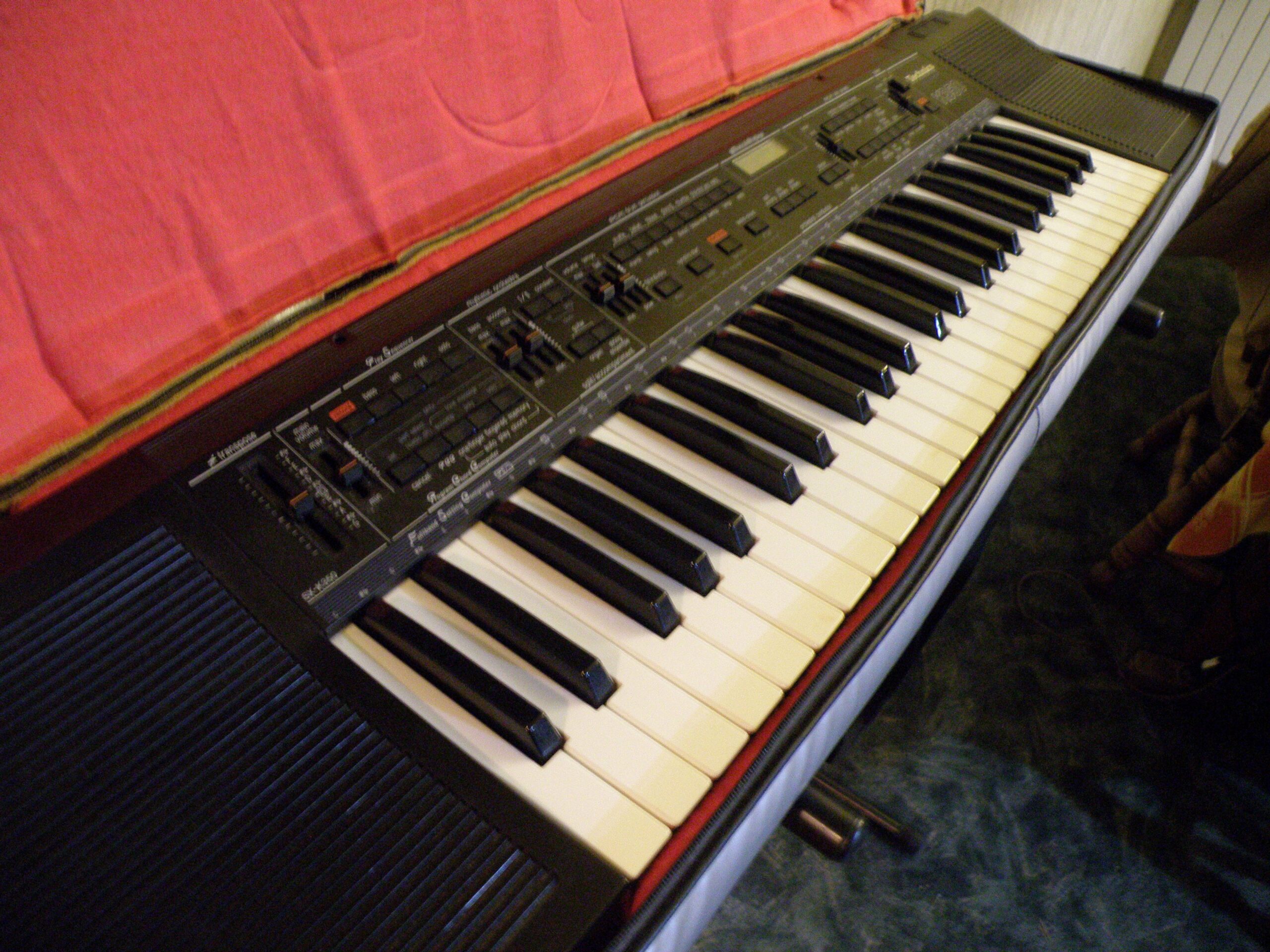 Prodaje se klavijatura s ugrađenim pojačalom i zvučnicima