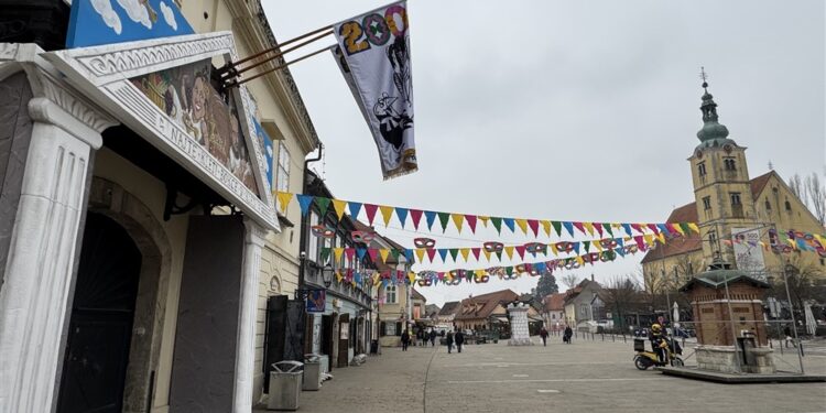 Fašničke dekoracije pune grad