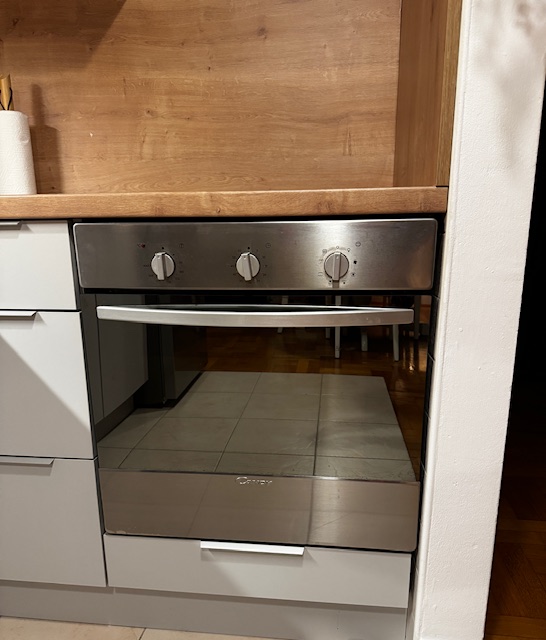 Prodaje se ugradbena pećnica