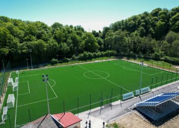 Otvoreno nogometno igralište s umjetnom travom
