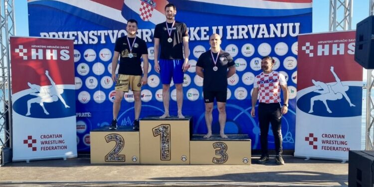 Dva naslova prvaka za Samoborce u hrvanju na pijesku
