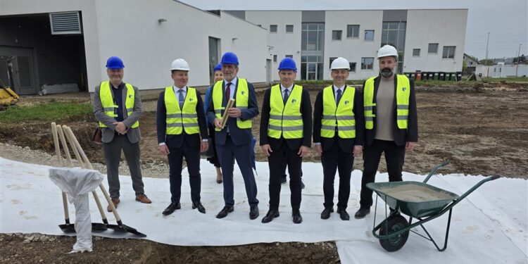 Kamen temeljac za dogradnju škole i izgradnju dvorane u Strmcu