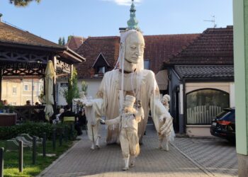 Divovska lutka prošetala Samoborom i otvorila 15. CU’FUS