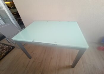 Prodaje se stakleni stol
